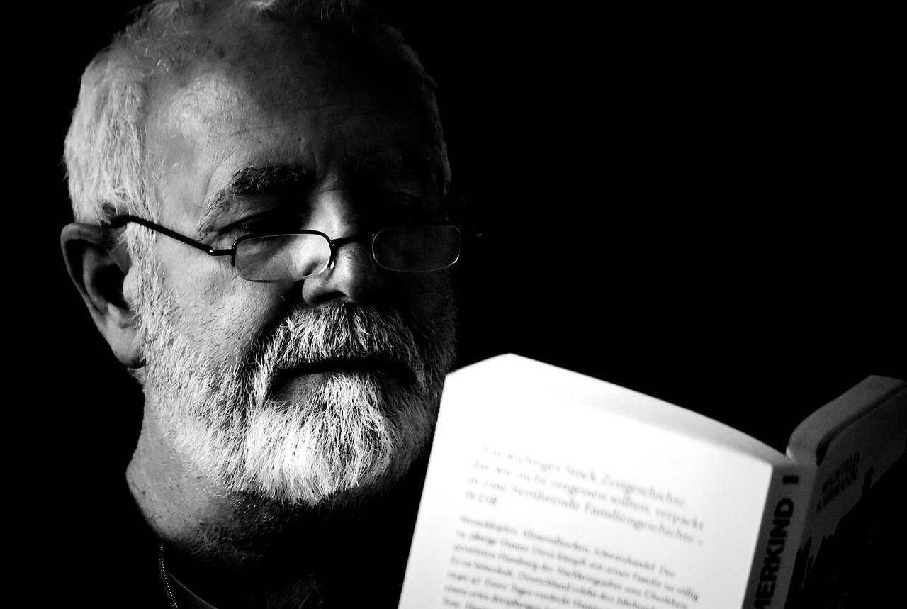 Leser mit Buch